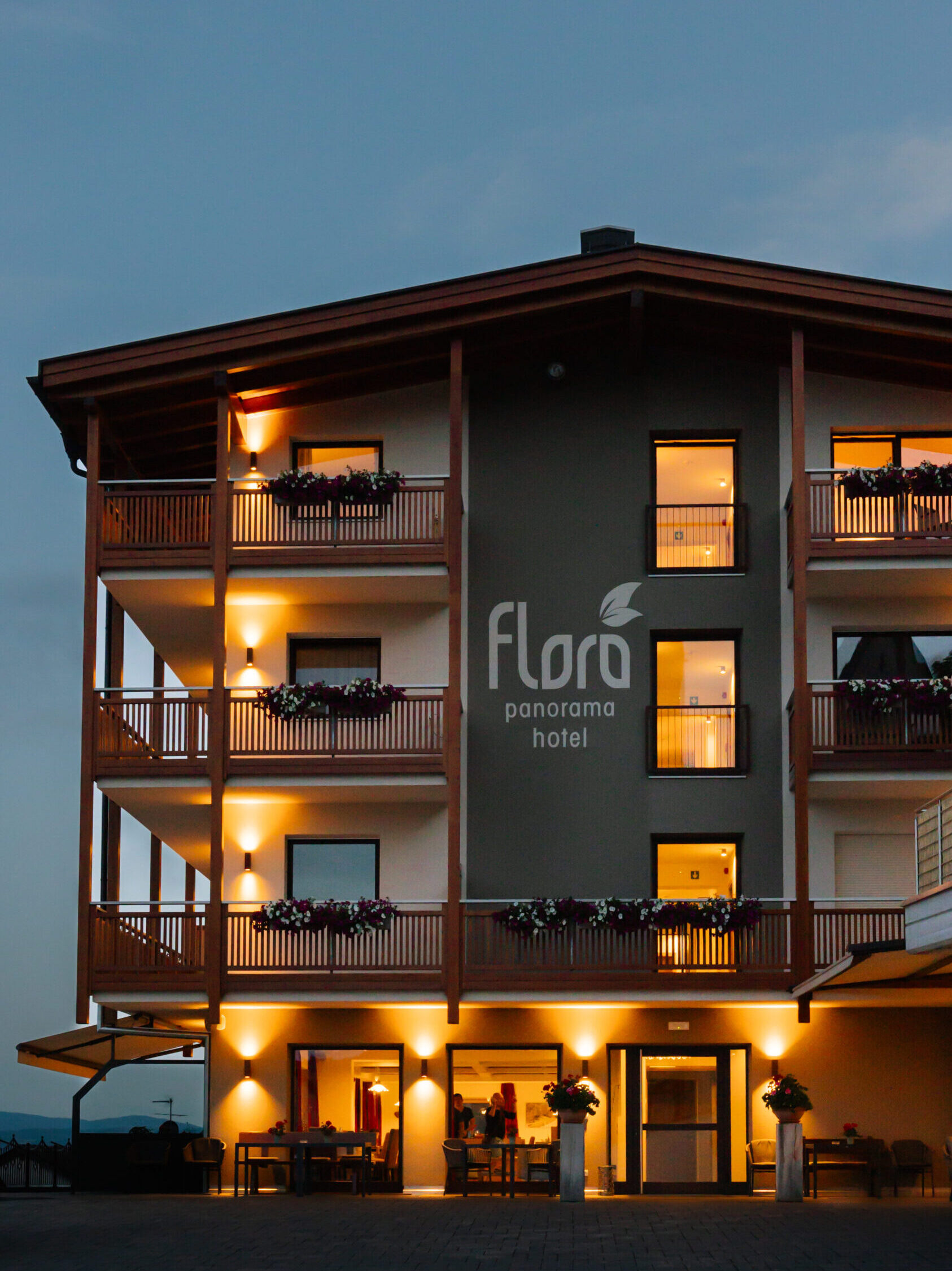 Panorama Hotel Flora Außenansicht bei Nacht