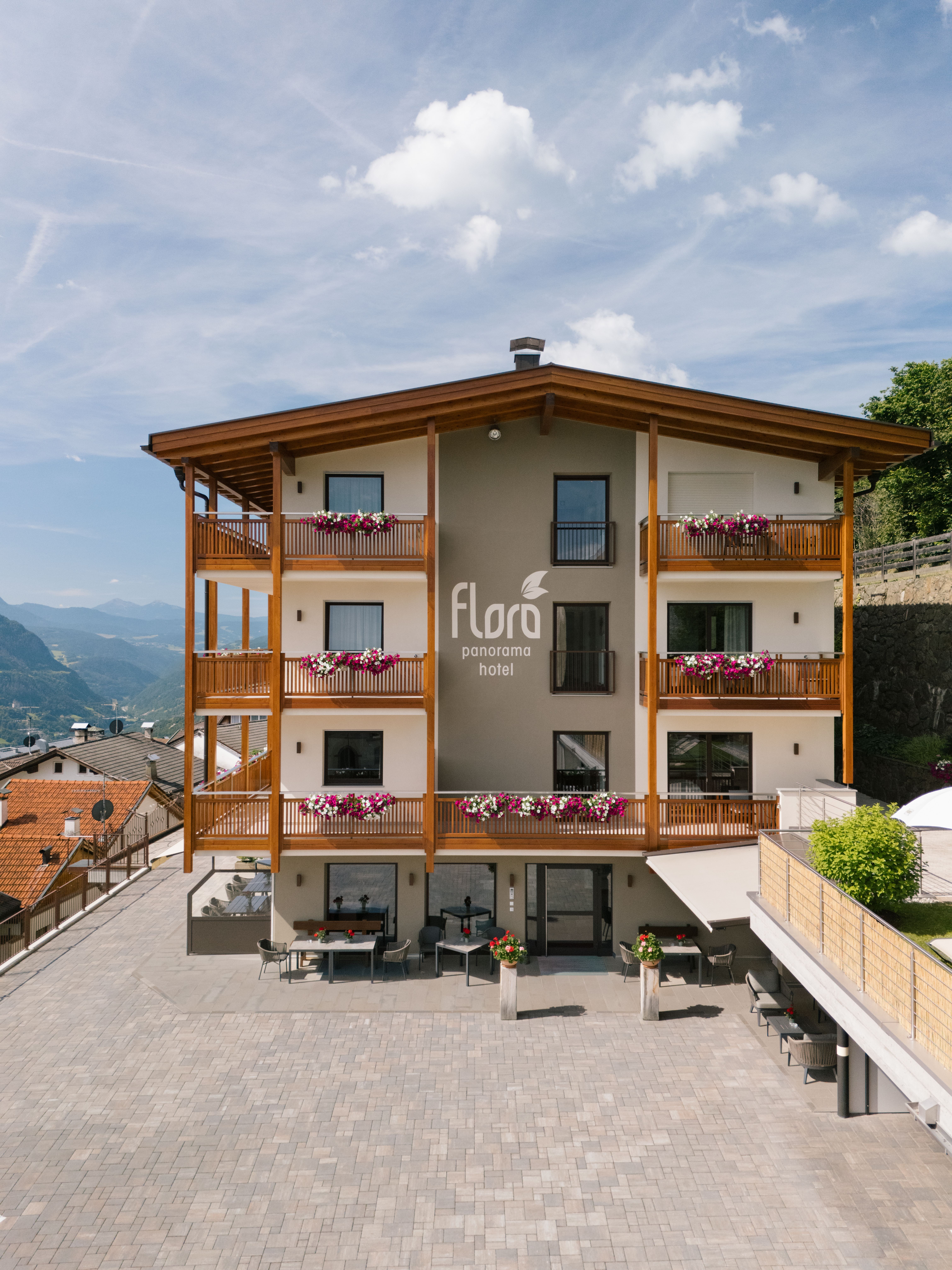 Panorama Hotel Flora Außenansicht bei Tag